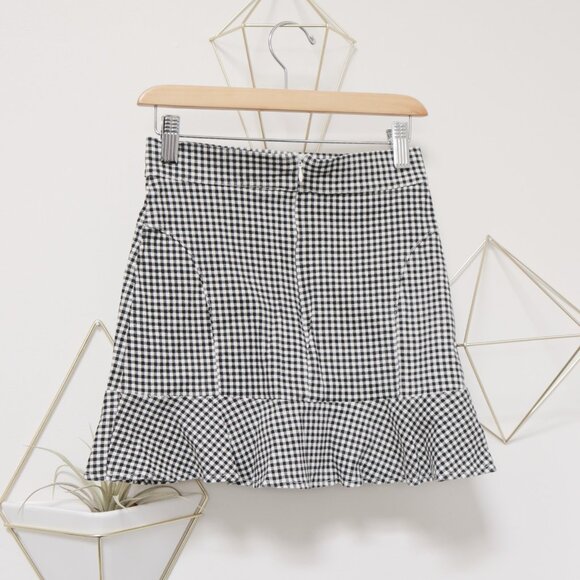 YESSTYLE Black & White Gingham Mini Skirt w/ Ruffled Hem - Picture 3 of 8